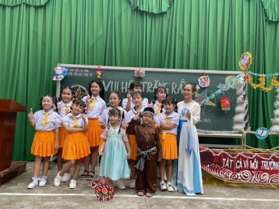 Trường tiểu học Phú Mỹ tổ chức Trung thu cho các em học sinh