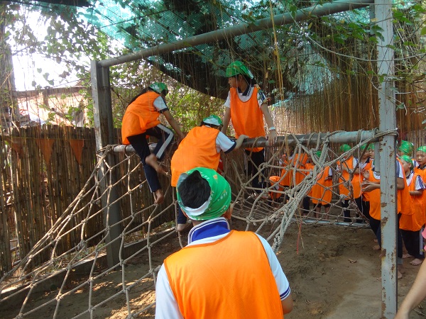 Học sinh tham gia trò chơi vận động