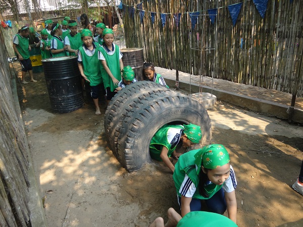 Học sinh tham gia trò chơi vận động