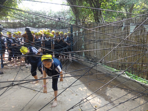 Học sinh tham gia trò chơi vận động