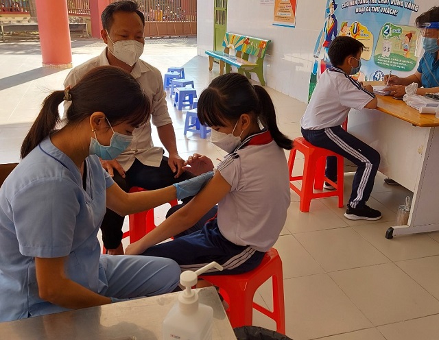Tổ chức tiêm vắc xin phòng Covid - 19 cho các em học sinh năm học 2021 - 2022